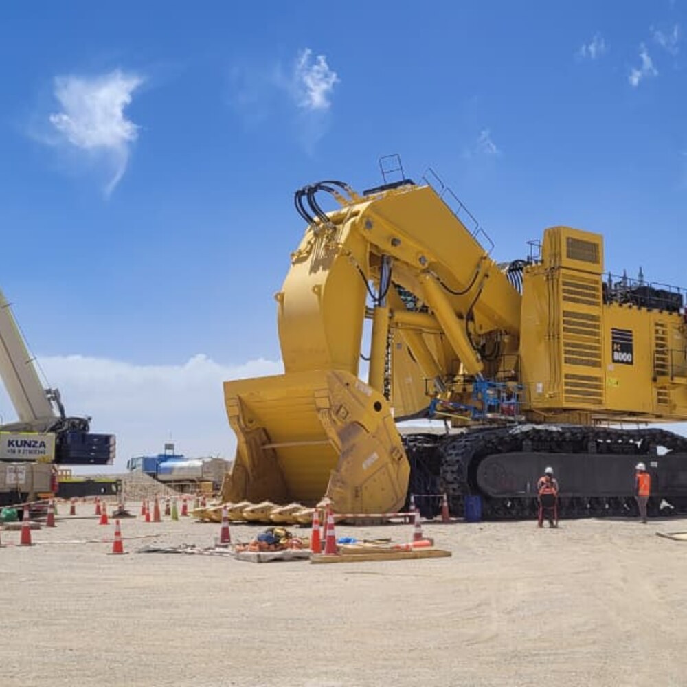 Armado de pala Komatsu PC8000 con apoyo de Grúas Kunza
